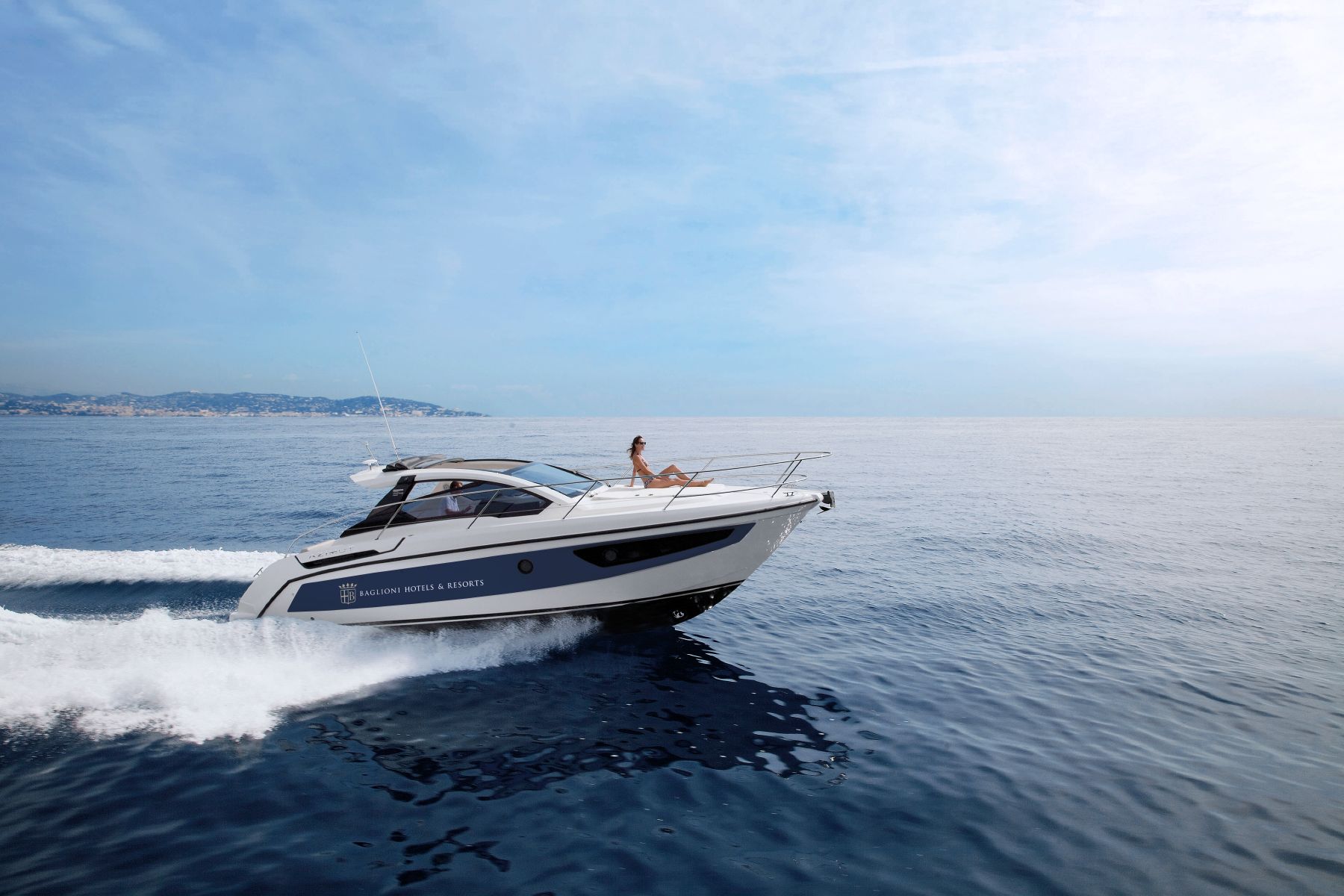 Baglioni Resort Sardinia и V MARINE организуют морские прогулки по Сардинии на элегантных яхтах Azimut Yachts.
